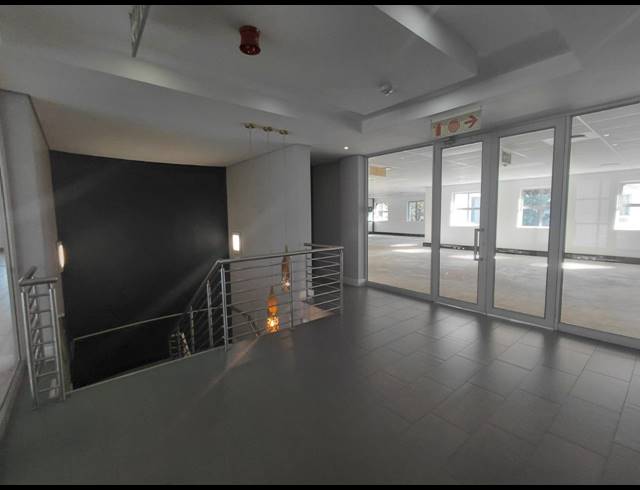 1,013M² OFFICE TO LET IN BRYANSTON